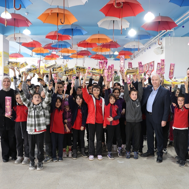 Sağlıkçılar, yatılı bölge okulu öğrencilerinin gönlüne dokundu