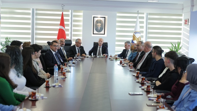 TÜ Rektörü Hatipler, üniversiteden burs alan öğrencilerle bir araya geldi