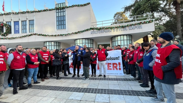 İzmir Büyükşehir işçilerinin eylemi beşinci gününde
DİSK/Genel-İş İzmir 1 No'lu Şube Başkanı Engin Topal:
"Belediyeden masaya davet var. Umarım müzakereye başladığımızda havuz sistemi son bulur ve ödeme takvimi verilir"