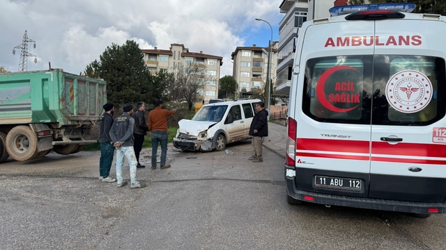 Bilecik'te kamyon ile hafif ticari araç çarpıştı; 4 yaralı