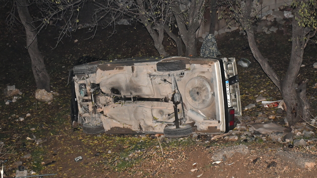 Adıyaman'da şarampole devrilen otomobildeki 2 kişi yaralandı