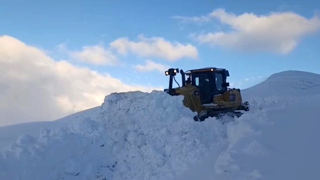 Şırnak'ta kar esareti devam ediyor, ekipler eksi 20 derecede çalışıyor