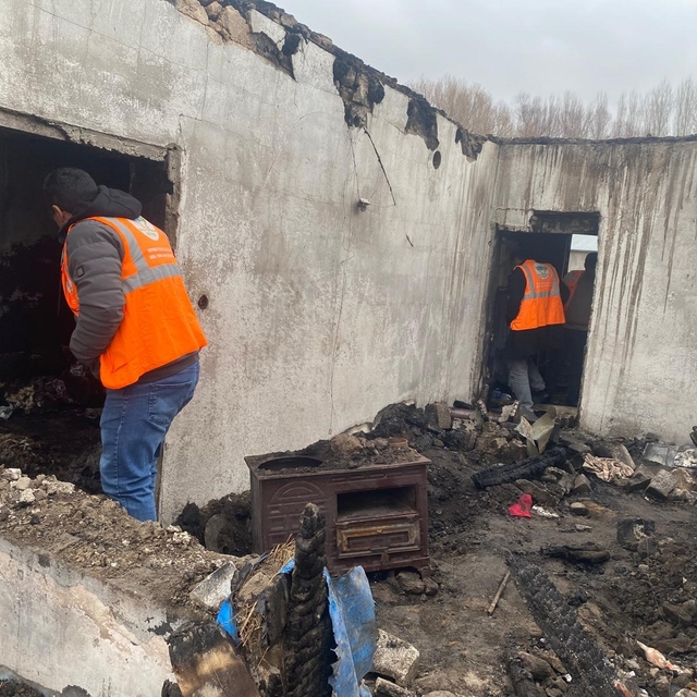 Patnos'ta evi yanan aileye dernekten yardım eli