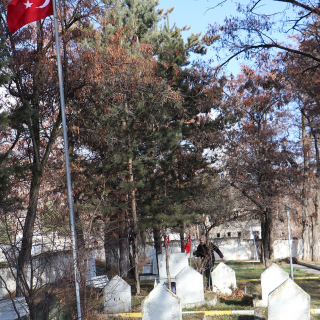 63 yıl önce şehit olan babası için 7 isimsiz mezarda DNA testi talebinde bu...