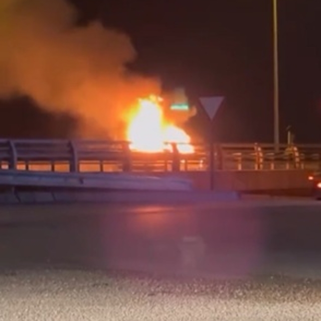 Otomobil seyir halindeyken alev aldı