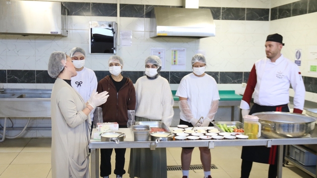 Üniversite öğrencileri Eskişehir'in yöresel lezzetleri için mutfağa girdi
Hızır Bey KYK Öğrenci Yurdu'nda kalan 4 öğrenci "Ninemin Tarifleri" etkinliğinde farklı tatlar hazırladı