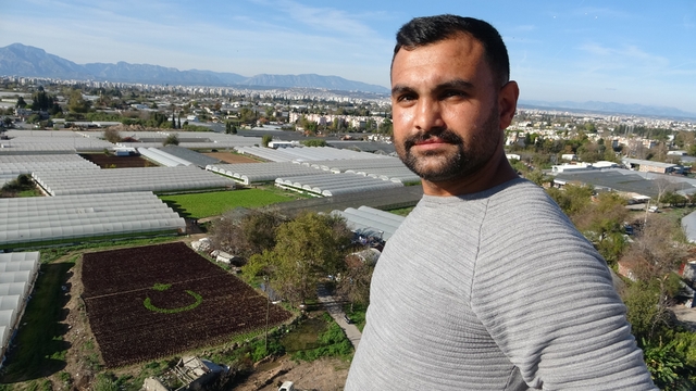 Antalya'da çiftçiler 1,5 dönümlük tarlaya 13 bin marulla Türk bayrağı deseni oluşturdu
Vatan ve bayrak sevgilerini marullarla toprağa yansıttılar
"Vatan ve bayrak sevgimizi toprağa bu şekilde yansıtmış olduk"