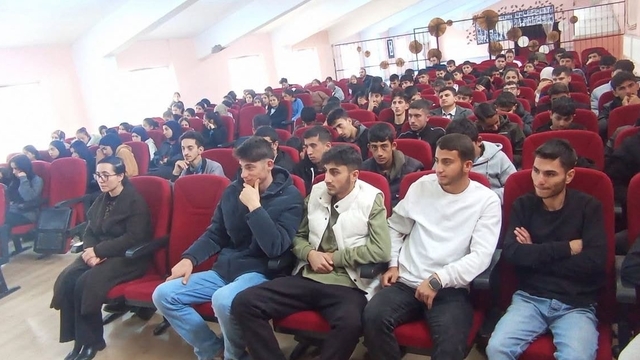 Hamur'da gençlere "Hayatın ritmi namaz" sunumu