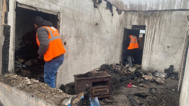 Patnos'ta evi yanan aileye dernekten yardım eli