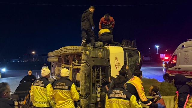 Kuzey Marmara Otoyolu girişinde beton mikseri devrildi: 2 yaralı