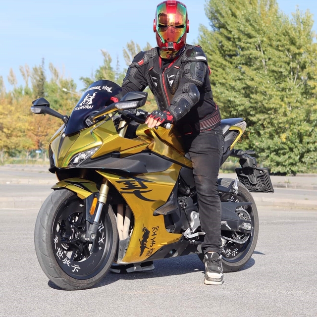 İron-Man kaskı ile dolaşan motosikletli dikkat çekiyor
Süper kahraman kaskı...