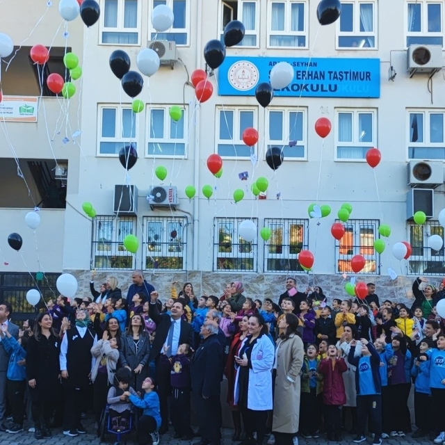Öğrenciler Gazzeli çocuklar için balonları gökyüzüne bıraktı