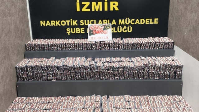 İzmir'de 55 bin 552 adet sentetik ecza hap ele geçirildi