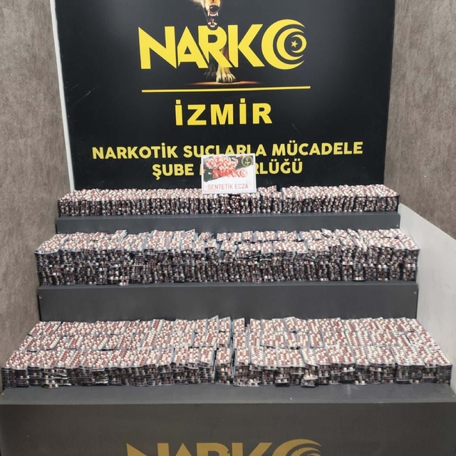 İzmir'de 55 bin 552 adet sentetik ecza hap ele geçirildi