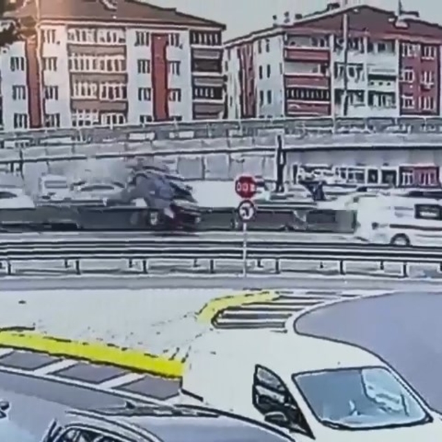 Beton bariyere çarpan otomobil, devrilip sürüklendi; kaza kamerada