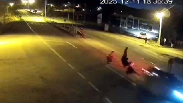 Uşak'ta yolun karşısına geçmek isterken otomobilin çarptığı 3 kişi öldü; kaza kamerada