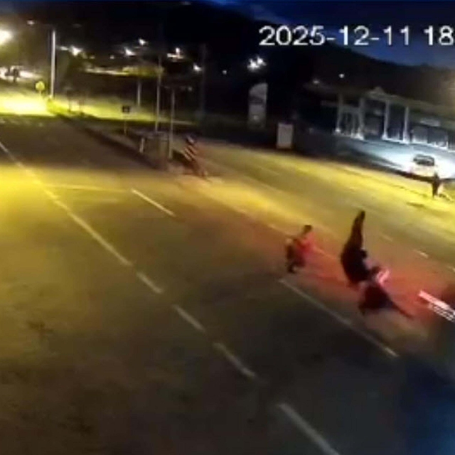 Uşak'ta yolun karşısına geçmek isterken otomobilin çarptığı 3 kişi öldü; ka...