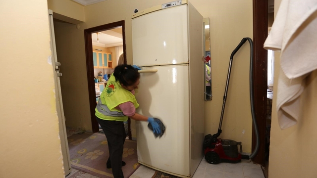 Yalnız yaşayan yaşlı kadına şefkat eli
Kepez Belediyesi ekipleri 80 yaşındaki Fatma Yamacı'nın evini temizledi