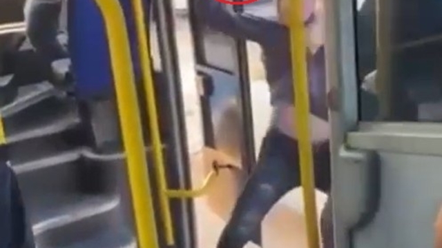 Otobüste tartıştıkları yolcuya satırla saldırdılar