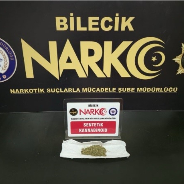 Aranan şahıs üzerinde uyuşturucuyla yakalandı