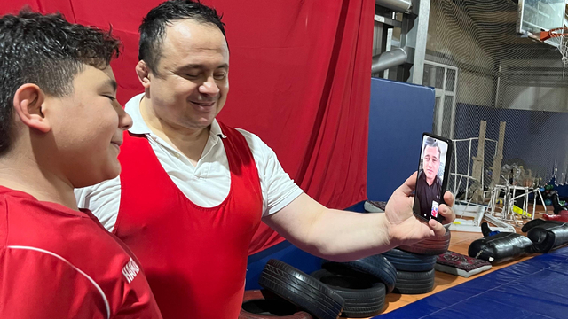 Milli güreşçi Rıza Kayaalp'ten Vezirköprülü sporculara moral desteği