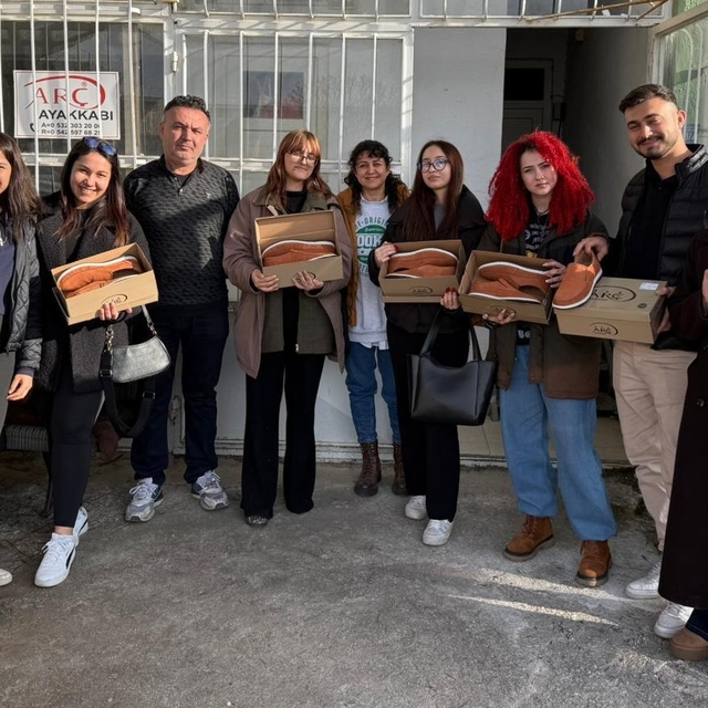 Öğrenciler babalarına ayakkabı yaptı