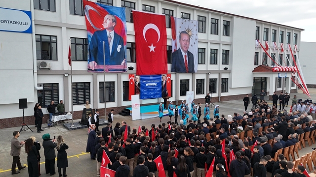 "Düzce eğitim öğretimde otobana çıkacak"
İsmetpaşa Ortaokul törenle hizmete girdi