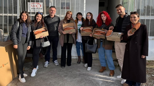 Öğrenciler babalarına ayakkabı yaptı