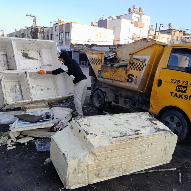 Akdeniz'in sokakları mobilya ve hurda atıklardan arındırılıyor