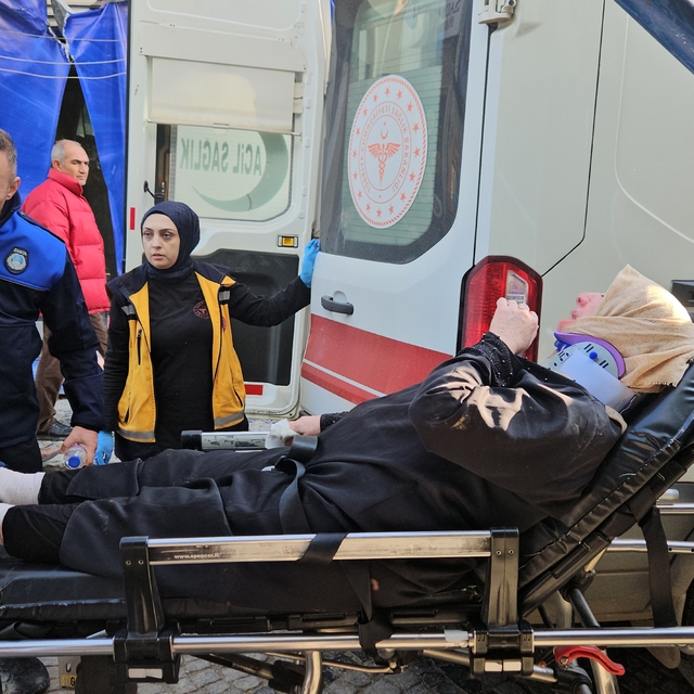 Bozuk zeminde ayağı takılan kadın yere düşerek yaralandı
Dişi kırılan, duda...