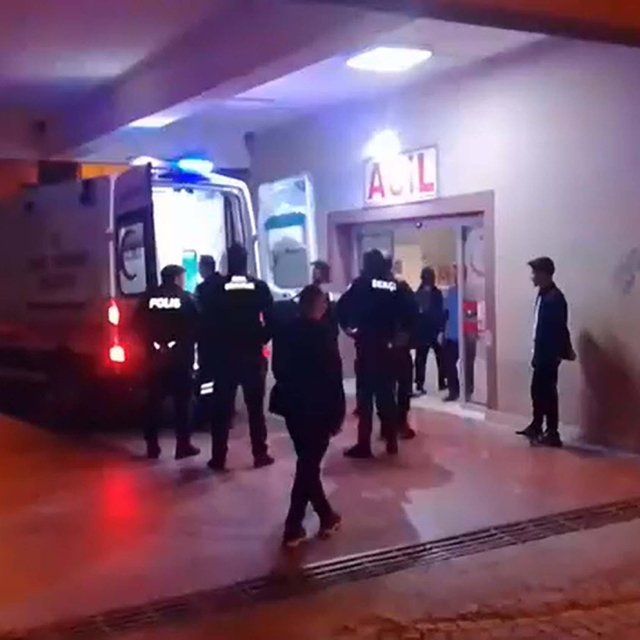 Manisa'da bıçaklı kavga; 1'i kadın 2 yaralı