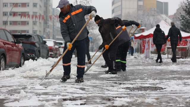 Erzurum Büyükşehir'den karla mücadele