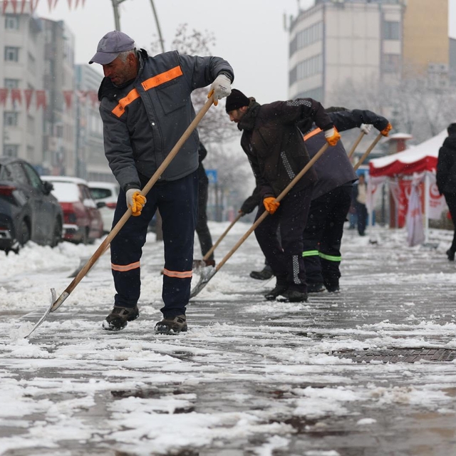 Erzurum Büyükşehir'den karla mücadele