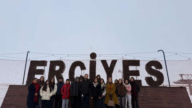 Erciyes'in zirvesinde öğrencilere yönelik 'Uluslararası Dağlar Günü' etkinliği