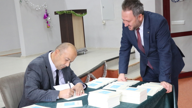 Siirt'te zihinsel engelli Aslan Çevik şiir kitabı yazdı