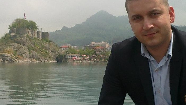 Mezar yeri bakmak için otomobille yola çıkan dayı ile yeğenin öldüğü kaza kamerada