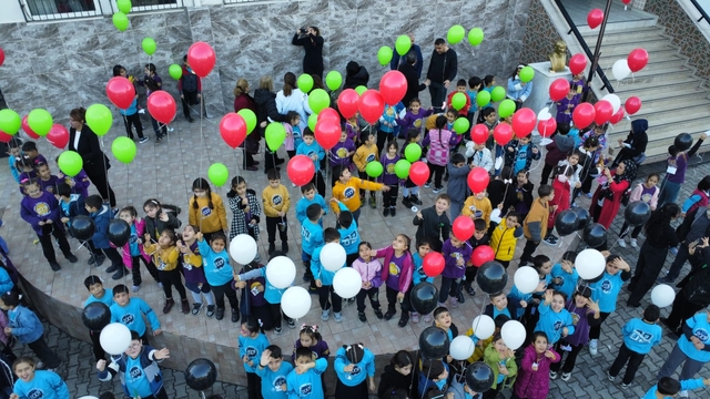 Adana'da ilkokul öğrencileri, Filistinli çocuklar için gökyüzüne balon bıraktı