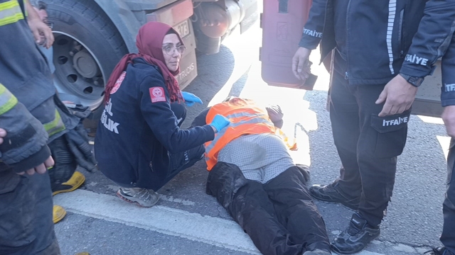 Tırın altında kalan karayolları işçisi hayatını kaybetti
Karayolunda yönlendirme ve dubalama çalışmasında feci kaza ölümle sonuçlandı