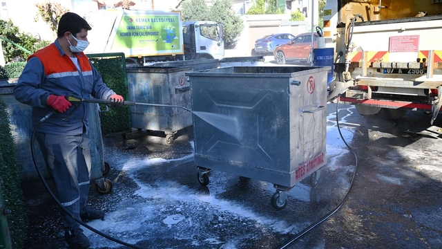 Kemer'de çöp konteynerleri dezenfekte ediliyor