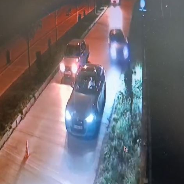 Polis memuruna otomobille çarpan 2 kardeşe gözaltı