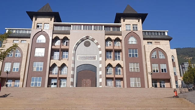 Ezgi Apartmanı davasında bilirkişi krizi
Avukat Ersan Şen:
"İlginç bir şekilde mahkemenin tayin ettiği bilirkişiler çekildi, bugün bunun tartışması yapıldı"
"Elbette kanunun kestiği parmak acımaz, ama bizim dosyamıza dava aşamasında iki net rapor geldi"
""Usule uygun bir yargılama yürütülmüyor, bu iki rapor sanıklar aleyhine gelseydi böyle mi olurdu?"
"Dosya tekemmül etmiştir, davanın bitirilmesi gerekir, yeniden rapor alınması ve tutukluluğun devamı hukuka uygun değildir"