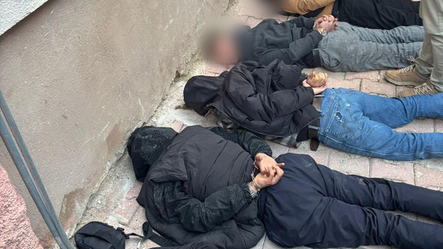 Eve yapılan baskında 1'i firari hükümlü 6 kişi, tabanca ve bıçaklarla polise direndi