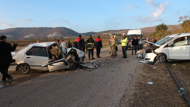 Kilis'te hafif ticari araç ile otomobil çarpıştı: 3 yaralı