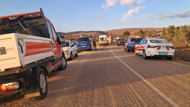 Kilis'te iki araç kafa kafaya çarpıştı: 3 yaralı