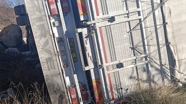 Isparta'da kontrolden çıkan kamyon şarampole devrildi, sürücü yaralandı