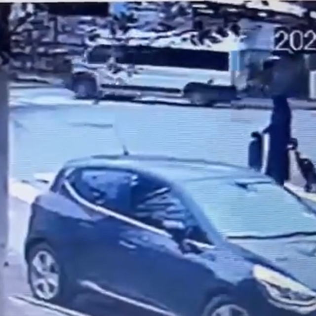 Minibüsün çarparak Miraç'ın ölümüne neden olduğu kazanın kamera görüntüsü o...