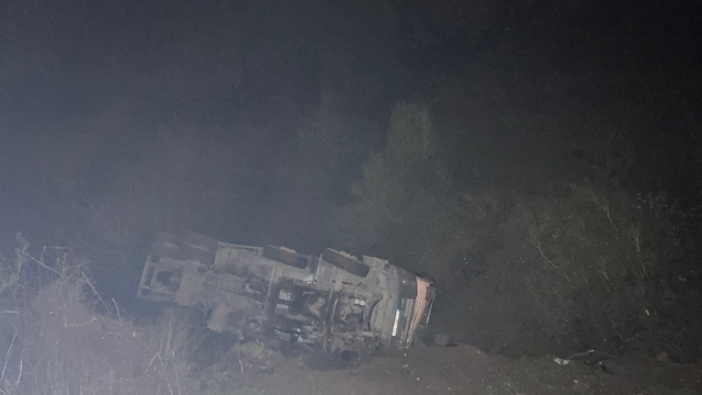 Beton mikseri 150 metrelik uçuruma yuvarlandı: 2 yaralı