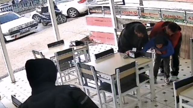 Boğazına şeker takılan çocuğu, Heimlich manevrasıyla kurtardı; o anlar kamerada