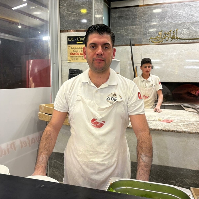 Aydınlı pideci, müşterisini kalp masajıyla hayata bağladığı anlar kamerada