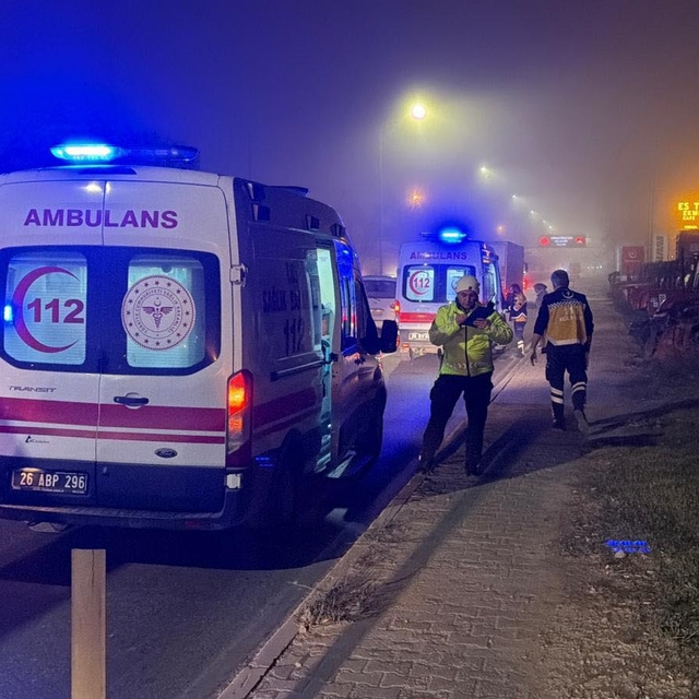 TIR'ın arkadan çaptığı servis minibüsündeki 9 kişi yaralandı